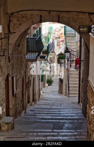 Vicolo nel centro storico di Vieste, Puglia, Italia Foto Stock