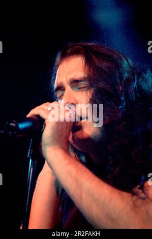 Milano Italia 1997-04-12 : James LaBrie cantante del Dream Theater concerto dal vivo al Palalido Foto Stock