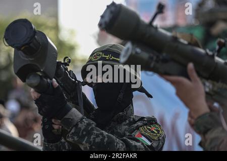 Città di Gaza, territori Palestinesi. 19th maggio, 2023. I combattenti della Jihad islamica palestinese partecipano a un raduno per commemorare i comandanti e gli operatori del gruppo uccisi nell'ultimo conflitto tra Israele e i militanti palestinesi. Credit: Mohammed Talatene/dpa/Alamy Live News Foto Stock