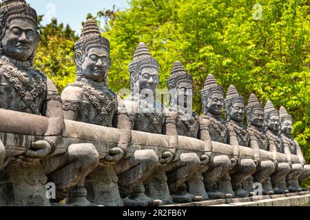 Statue di pietra del guardiano del Tempio sulla strada di passaggio nel sud di Koh Phangan. Thailandia Foto Stock