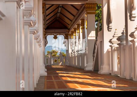 Wat Laem Sak - Tempio a Phang Nga Bay, Laem Sak. Regione di Krabi, Tailandia Foto Stock