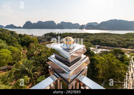 Vista da Wat Laem Sak - tempio sulla baia di Phang Nga, Laem Sak. Regione di Krabi, Tailandia Foto Stock