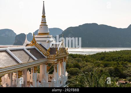 Wat Laem Sak - Tempio a Phang Nga Bay, Laem Sak. Regione di Krabi, Tailandia Foto Stock