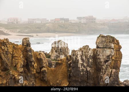 Formazioni rocciose "Papoa" sulla penisola di Peniche in nebbia leggera, Peniche, Portogallo Foto Stock