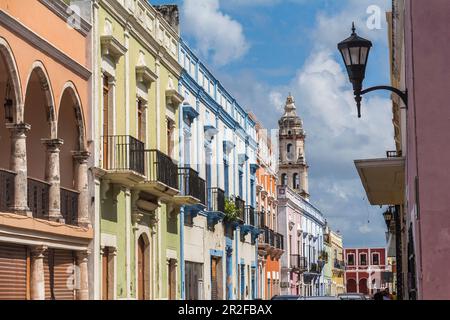 Restaurati colorati edifici in stile coloniale nelle strade di Campeche, Penisola dello Yucatan, Messico Foto Stock