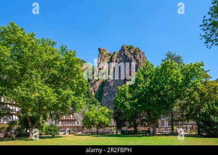 Kurmittelhaus con Rheingrafenstein, Bad Münster am Stein, Bad Kreuznach, Nahetal, Renania-Palatinato, Germania Foto Stock