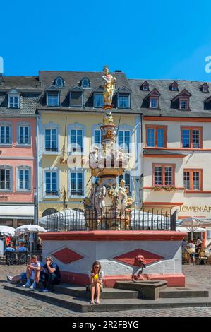 Petrusbrunnen al mercato principale, Treviri, Mosel, Renania-Palatinato, Germania Foto Stock