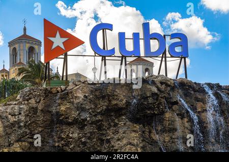 La scritta "Cuba" sul Malecon di fronte all'Hotel Nacional. L'Avana Vecchia, Cuba Foto Stock