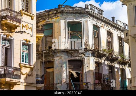 Case coloniali fatiscenti, l'Avana Vecchia, Cuba Foto Stock