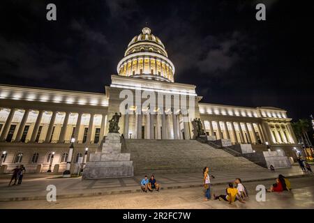 Vista dal basso del Campidoglio di notte, l'Avana Vecchia, Cuba Foto Stock