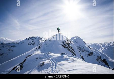 Gli sciatori sul crinale sommitale poco prima della partenza nella neve profonda a Hochfügen Foto Stock