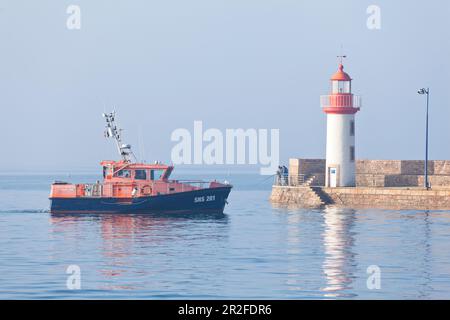 Nave di salvataggio in mare nel porto di Erquy in una mattina nebbia. Cote d Armor, Bretagna, Francia Foto Stock