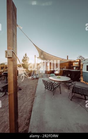 Proprietà Airbnb con roulotte e area all'aperto nel Joshua Tree National Park, Joshua Tree, Los Angeles, California, Stati Uniti, Nord America Foto Stock