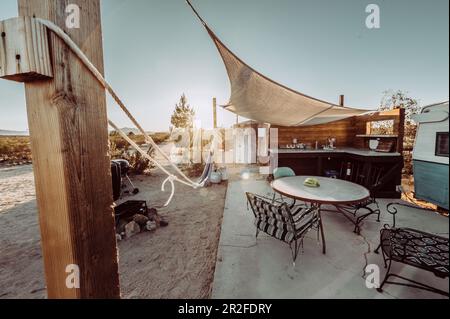 Proprietà Airbnb con roulotte e area all'aperto nel Joshua Tree National Park, Joshua Tree, Los Angeles, California, Stati Uniti, Nord America Foto Stock