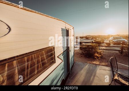 Proprietà Airbnb con roulotte e area all'aperto nel Joshua Tree National Park, Joshua Tree, Los Angeles, California, Stati Uniti, Nord America Foto Stock