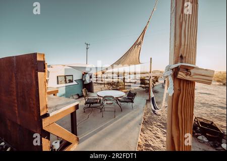 Proprietà Airbnb con roulotte e area all'aperto nel Joshua Tree National Park, Joshua Tree, Los Angeles, California, Stati Uniti, Nord America Foto Stock