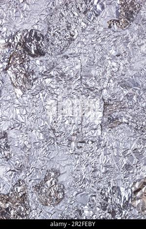 Lucido metallo fortemente rugoso argento grigio foglio superficie verticale sfondo per il design Foto Stock