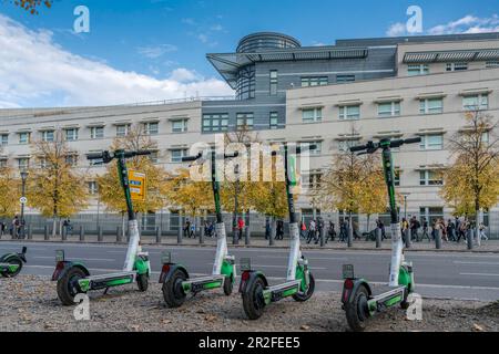 Scooter elettrico di fronte all'ambasciata americana di Berlino Foto Stock