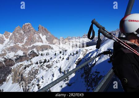 Nella ski area sotto il Cristallo sopra Cortina d´Ampezzo, sci, neve, sciatore, seggiovia, Paesaggio, Dolomiti, inverno in Veneto, Italia Foto Stock