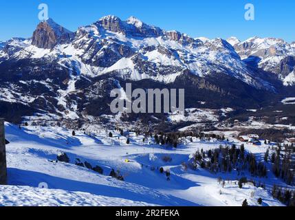 Nella zona sciistica sotto il Cristallo sopra Cortina d´Ampezzo con Tofana, neve, paesaggio, Dolomiti, inverno in Veneto, Italia Foto Stock