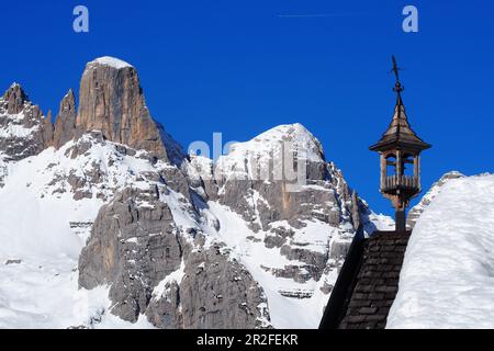 Rifugio Paradis a Monte Civetta nella ski area Civetta su Alleghe, neve, sciatori, piste da sci, inverno, Dolomiti Superski, Dolomiti Veneto, Italia Foto Stock
