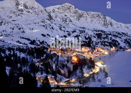 Vista serale di Obertauern, stazione sciistica, passo, montagne, neve, Sci, luci, inverno a Salisburgo, Austria Foto Stock