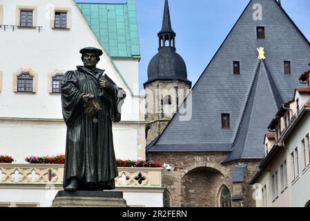 Nella piazza del mercato con il municipio e il monumento Luther a Lutherstadt Eisleben, chiesa cittadina, Sassonia-Anhalt, Germania Foto Stock