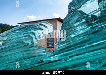 Vista del museo del vetro di Frauenau, in primo piano l'arca del vetro, il Parco Nazionale della Foresta Bavarese, la bassa Baviera, Baviera, Germania, Europa Foto Stock