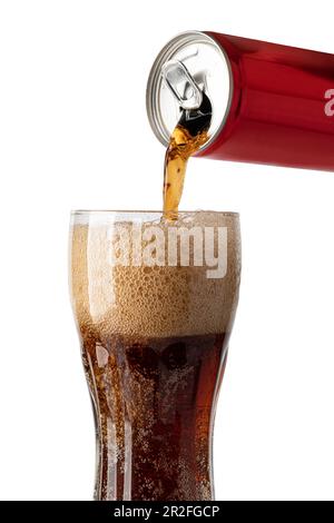versare la bevanda analcolica di cola dalla lattina al vetro isolato su uno sfondo bianco Foto Stock