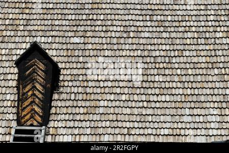Vista ravvicinata dal tetto in ciottoli di una torre in legno, Kopparberg, provincia di Örebro, Svezia Foto Stock