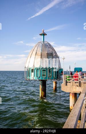 Molo per campanaria a Zinnowitz con turisti, Usedom, Meclemburgo-Pomerania occidentale, Germania Foto Stock