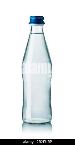 Piccola bottiglia di acqua isolate su uno sfondo bianco Foto Stock