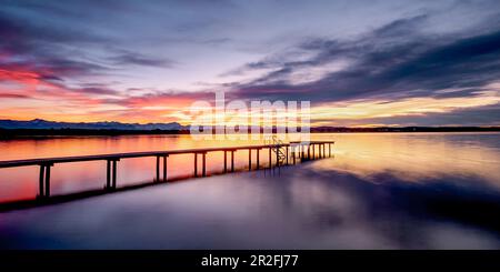 Molo al tramonto sul Lago Starnberg, St Heinrich, Baviera, Germania Foto Stock