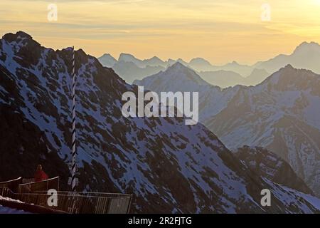 Alba sulla piattaforma panoramica Zugspitzplatt e AlpSpix, Zugspitze, Werdenfelser Land, Garmisch-Partenkirchen-Baviera, Germania Foto Stock