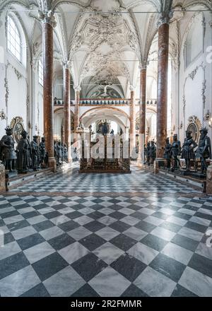 All'interno della Hofkirche con le 28 statue di bronzo più grandi della vita a Innsbruck, Tirolo, Austria Foto Stock