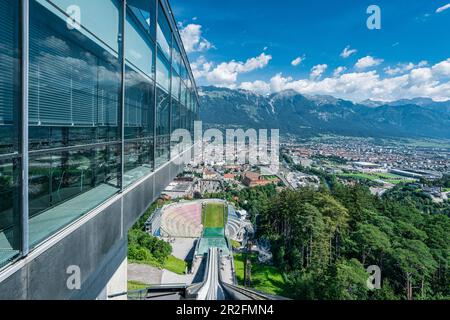 Vista dalla piattaforma subacquea di Bergisel sulla città e sulla Nordkette di Innsbruck, Tirolo, Austria Foto Stock