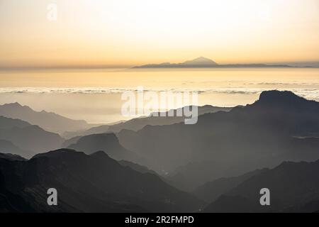 Vista dal monolito "Roque Nublo" sulle alte montagne di Gran Canaria (1813 m di altitudine) sul vulcano Teide (Tenerife) nella notte Foto Stock