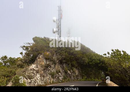 Punto di osservazione "Pico del Ingles" con nuvole sulle montagne dell'Anaga, Tenerife, Spagna Foto Stock