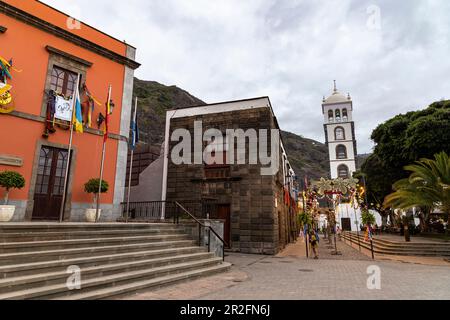 Plaza de la Libertad - piazza centrale di Garachico al semaforo della sera, a nord-ovest di Tenerife, Spagna Foto Stock