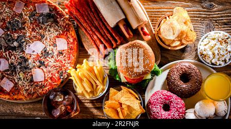 Alimenti che aumentano il rischio di cancro. Cibo spazzatura Foto Stock