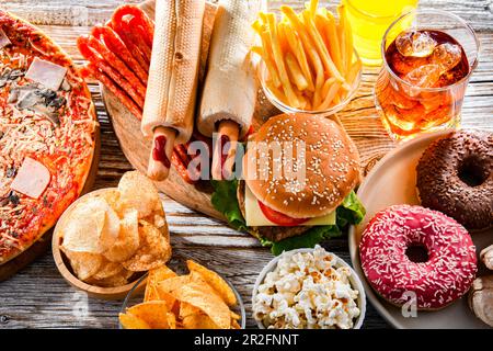 Alimenti che aumentano il rischio di cancro. Cibo spazzatura Foto Stock