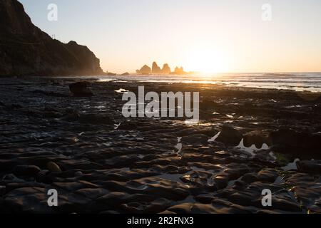 Tramonto a Motukieki Beach sulla costa occidentale (Costa occidentale) in Nuova Zelanda. Foto Stock