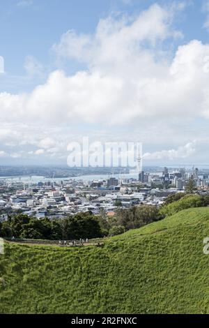 Skyline di Auckland visto dal Monte Eden in Nuova Zelanda. Foto Stock