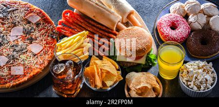 Alimenti che aumentano il rischio di cancro. Cibo spazzatura Foto Stock