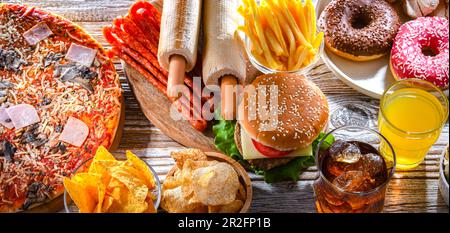Alimenti che aumentano il rischio di cancro. Cibo spazzatura Foto Stock