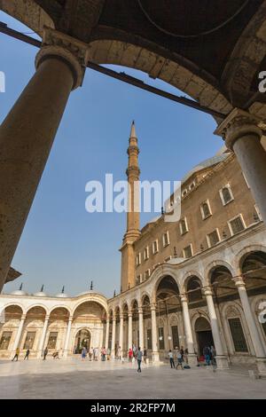 Cortile della Grande Moschea di Muhammad Ali Pasha, la Cittadella, il Cairo Foto Stock