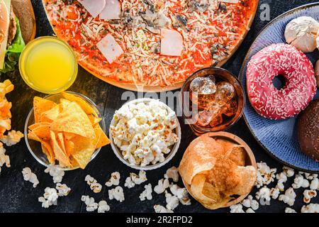 Alimenti che aumentano il rischio di cancro. Cibo spazzatura Foto Stock