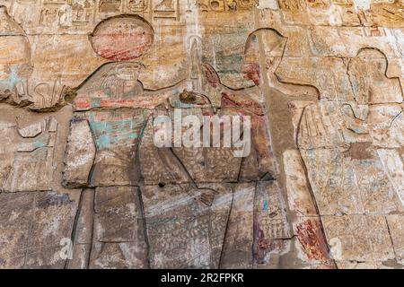 Parete intagliata che mostra Ra-Horakhty che offre il crook e flagello al re Seti i nel Grande Tempio di Abydos, Egitto Foto Stock