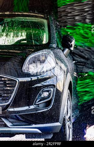 Un veicolo in un autolavaggio automatico Foto Stock