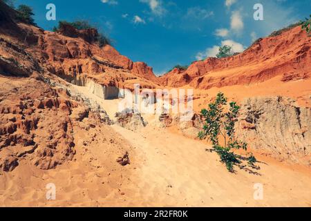 Fairy Springs - Suoi Tien in Mui NE, zona di Phan Tiet in Vietnam. Paesaggio con cielo blu Foto Stock